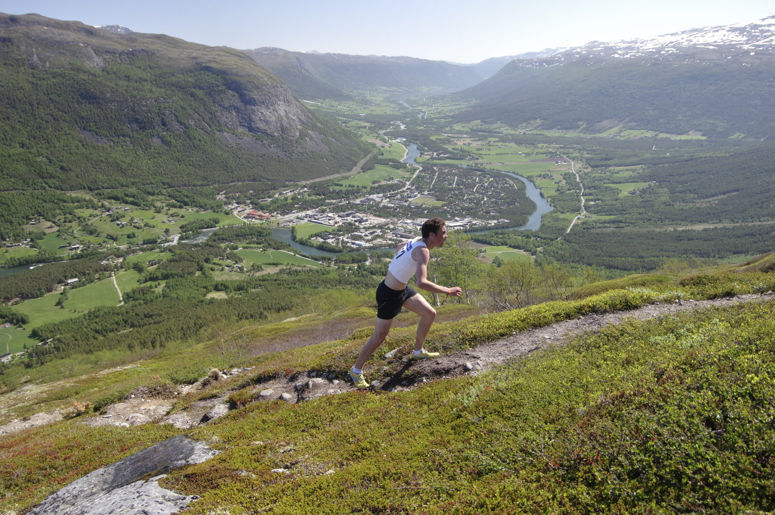 Gutt som springer opp fjellet Flækkøyhøe under konkurransen Flækkøyhøe Upp.