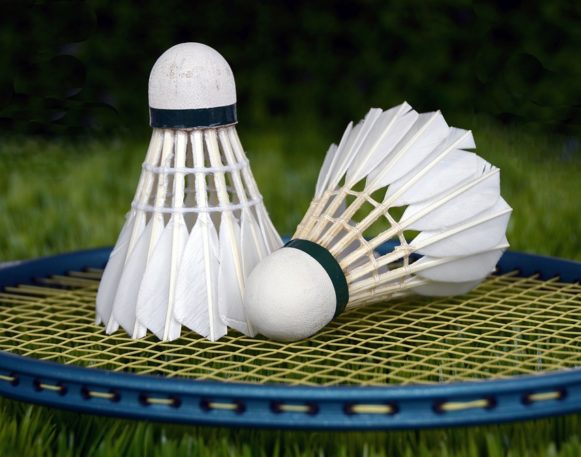 badmintonracket og to baller